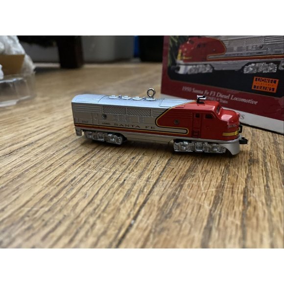 1997 Hallmark Keepsake Ornament 1950 Santa Fe F3 Diesel Locomotive Lionel Train - Picture 8 of 16